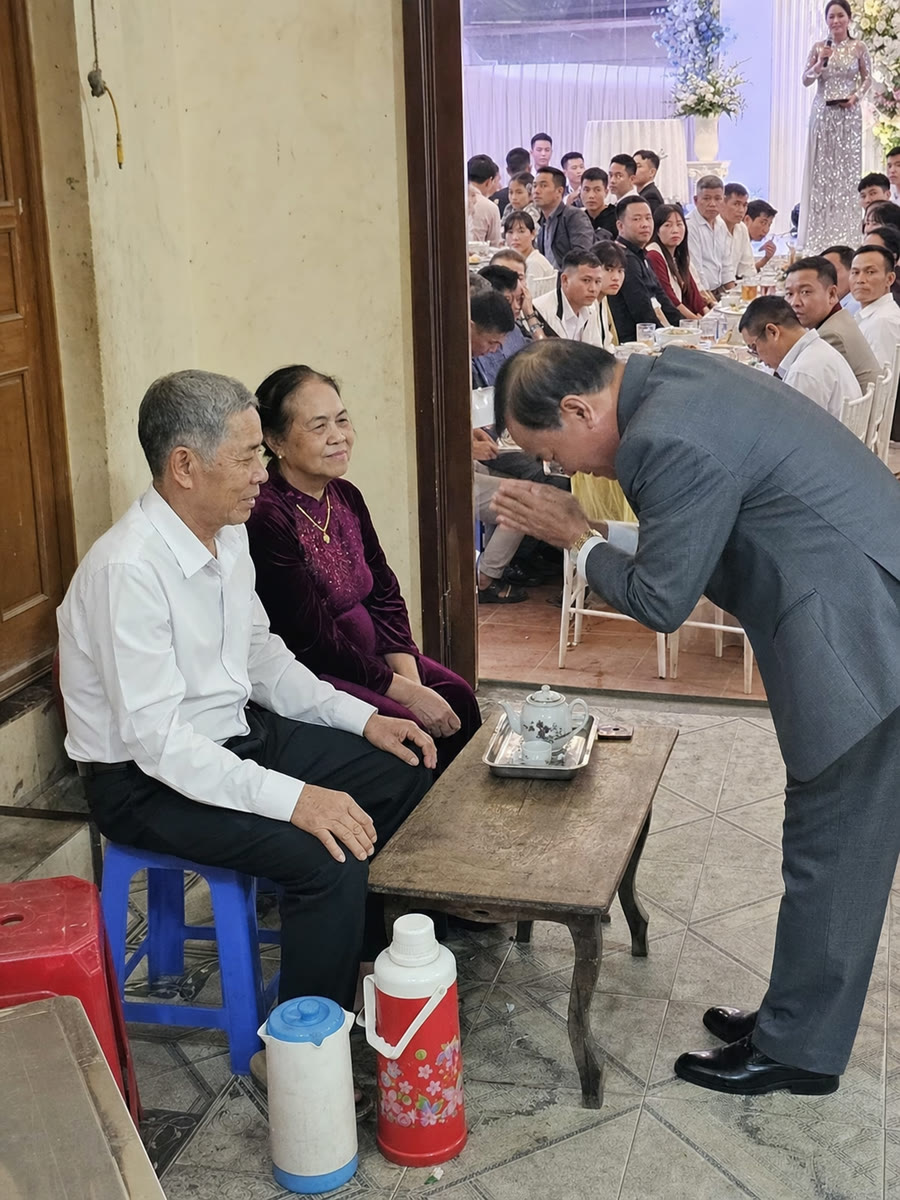 Mẹ chồng xếp bố mẹ tôi ngồi bàn cuối đám cưới vì sợ "mất mặt với khách" — cho đến khi vị khách mà cả nhà bà săn đón suốt buổi bước vào sảnh
