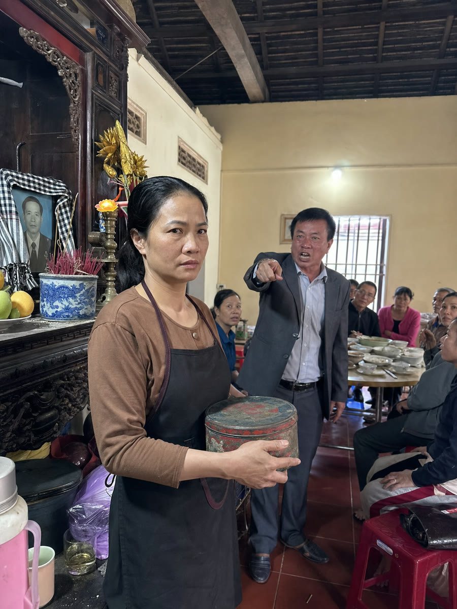 Giỗ đầu của mẹ, anh cả tuyên bố bán nhà và đuổi tôi đi — tôi chỉ xin cả họ nán lại thêm mười phút